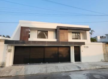 Casa · 447m² · 4 Recámaras · 4 Estacionamientos · Venta de Casa en Fraccionamiento Costa de Oro 4 Recamaras
