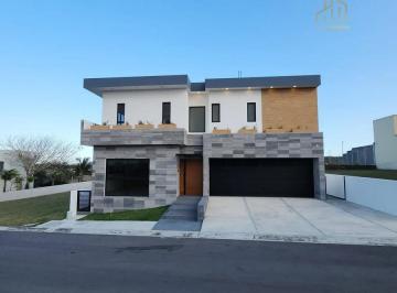 Casa · 480m² · 4 Recámaras · 3 Estacionamientos · Venta Casa en Villas Coral 4 Recamaras con Alberca