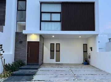 Fachada · Casa con Acabados de Lujo y Paneles Solares en Lomas de La Rioja