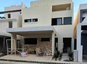 Casa · 352m² · 4 Recámaras · 2 Estacionamientos · Casa en Venta en Residencial Vía Cumbres | Alberca | Recámara en Planta Baja