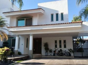Casa · 357m² · 3 Recámaras · 4 Estacionamientos · Casa en Venta en Puerta de Hierro