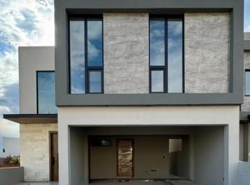 Casa · 226m² · 3 Recámaras · 2 Estacionamientos · Casa en Venta Frente a Parque Altozano $5,650,000