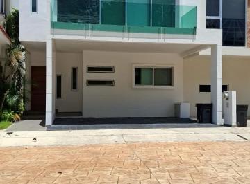 Casa · 193m² · 3 Recámaras · 2 Estacionamientos · Hermosa Casa en Residencial Arbolada