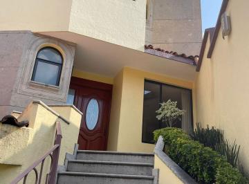 Casa · 364m² · 3 Recámaras · 4 Estacionamientos · Hermosa Casa en Venta en Lomas de Bellavista
