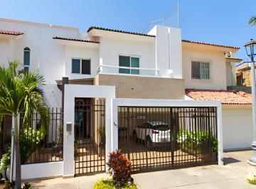 Casa de 4 habitaciones, Puerto Vallarta · Casa en Venta en El Fraccionamiento Fluvial Vallarta en Puerto Vallarta en Jalisco