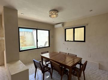 Casa · 100m² · 3 Recámaras · 1 Estacionamiento · Casa de Una Planta Amueblada en Renta con Piscina
