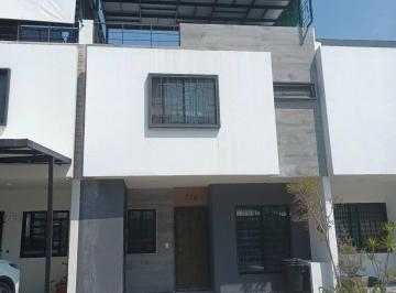 Casa de 3 habitaciones, Zapopan · Casa con 90 m² Superficie de Terreno y 3 Habitaciones en Venta en Jardines de La Primavera
