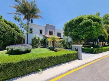 Casa · 1250m² · 3 Recámaras · 6 Estacionamientos · Casa con Alberca y Club Cercano