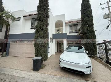 Casa · 270m² · 4 Recámaras · 5 Estacionamientos · Casa en Renta en General Escobedo