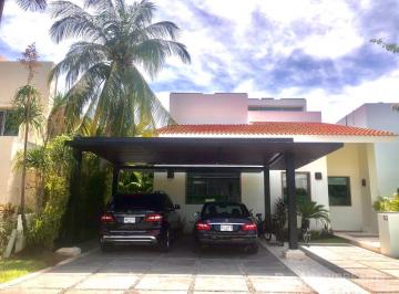 Casa · 450m² · 3 Recámaras · 5 Estacionamientos · Casa Amueblada en Renta y Venta en Isla Dorada, Cancún