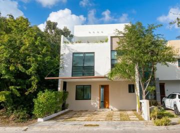 Casa · 168m² · 3 Recámaras · 2 Estacionamientos · Casa en Venta, 3 Recámaras, Amueblada, Jardín, Av Huayacaán, Arbolada, Cancún