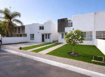 Casa de 4 habitaciones, Corregidora · Casa en Renta en Mediterráneo Corregidora