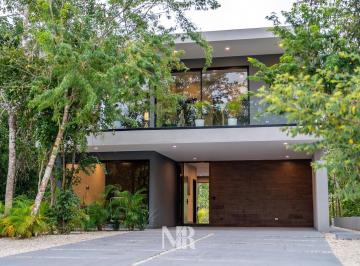 Casa · 407m² · 4 Recámaras · 6 Estacionamientos · Casa Moderna a Estrenar Cerca de La Playa de Xpuha