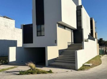 Casa de 3 habitaciones, Tlajomulco de Zúñiga · Casa en Venta con Cochera Para 4 Autos y Amenidades – Paraje Casas de Autor