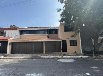 Casa · 500m² · 4 Recámaras · 4 Estacionamientos · Casa con Recamara en Planta Baja y Departamento con Acceso Independiente.