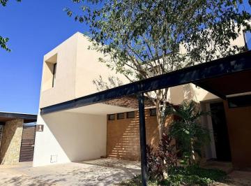 Casa · 205m² · 2 Recámaras · 2 Estacionamientos · Casa en Temozón Norte