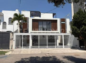 Casa · 400m² · 6 Recámaras · 4 Estacionamientos · Casa en Venta, Circunvalación Vallarta, Guadalajara