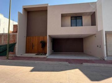 Casa de 4 habitaciones, Irapuato · Casa con 4 Recámaras de 170 m² de Superficie de Terreno en Venta en Residencial Trento