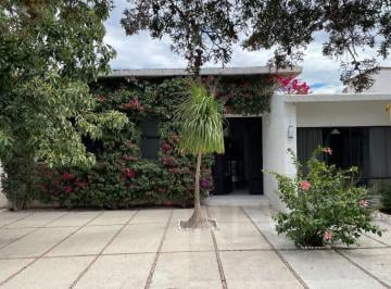 Casa · 290m² · 3 Recámaras · 6 Estacionamientos · Casa en Venta en Tequisquiapan con Jardín Extenso