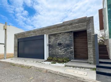 Casa · 184m² · 3 Recámaras · 2 Estacionamientos · Casa de un Nivel en Venta en Lomas Diamante