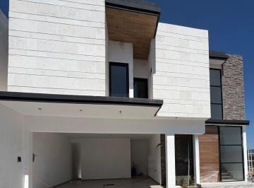 Casa · 260m² · 3 Recámaras · 2 Estacionamientos · Casa en Venta en Privanzas del Campestre