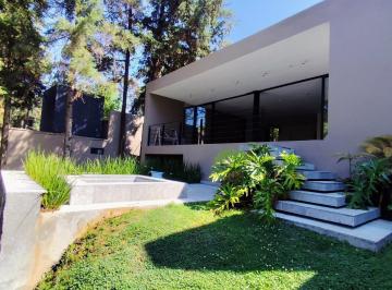 Casa · 290m² · 4 Recámaras · 3 Estacionamientos · Casa Nueva en Renta en Avándaro con Jacuzzi y Vista