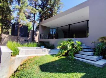 Casa · 290m² · 4 Recámaras · 3 Estacionamientos · Casa Nueva en Renta en Avándaro con Jacuzzi y Vista
