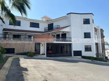 Casa · 428m² · 4 Recámaras · 4 Estacionamientos · Casa en Venta en Monterrey