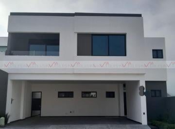 Casa · 370m² · 3 Recámaras · 2 Estacionamientos · Casa en Venta en Monterrey