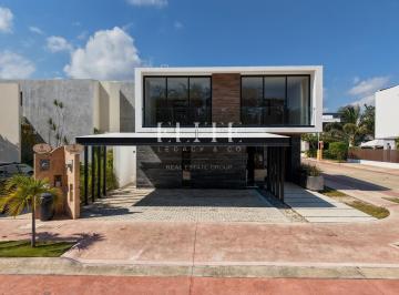 Casa · 351m² · 4 Recámaras · 4 Estacionamientos · Casa en Venta en Residencial Lagos del Sol de 4 Recamaras y Alberca