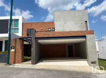 Casa · 243m² · 3 Recámaras · 2 Estacionamientos · Casa en Venta en Fraccionamiento Las Palomas, Xalapa. Veracruz