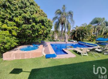 Casa · 404m² · 8 Recámaras · 6 Estacionamientos · Casa en Cocoyoc con Terreno Adicional y Alto Potencial – Ideal Para Proyecto o Inversión