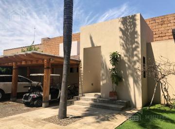 Casa · 590m² · 5 Recámaras · 3 Estacionamientos · Casa en Venta en Club de Golf Malinalco