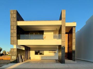 Casa · 710m² · 5 Recámaras · 2 Estacionamientos · Casa en Renta en Marina Campo de Golf