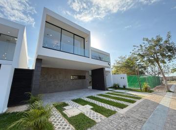 Casa en condominio · 386m² · 4 Recámaras · 3 Estacionamientos · Residencia en Venta en Privada |doble Altura y Alberca en Mérida Norte