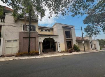 Casa · 752m² · 4 Recámaras · 3 Estacionamientos · Casa en Venta en Cumbres 4º Sector, Monterrey | Frente a Parque, 3 Lofts Inde
