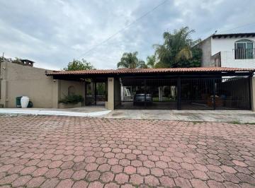 Casa de 4 habitaciones, Corregidora · Casa Contemporánea - Moderna Grande en Venta con Alberca y Amplio Jardín