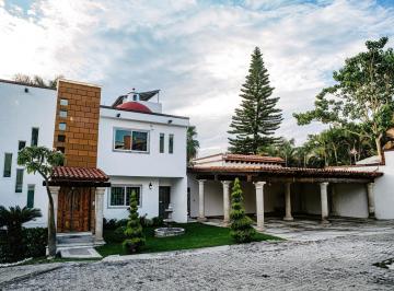 Casa · 437m² · 4 Recámaras · 4 Estacionamientos · Venta de Casa en Privada, Palmira Cuernavaca