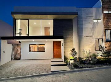 Casa · 280m² · 4 Recámaras · 2 Estacionamientos · Casa en Venta de 4 Habitaciones con Baño, Una en Planta Baja y Roof Garden en Lomas del Molino, León