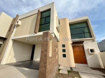 Casa · 361m² · 3 Recámaras · 2 Estacionamientos · Cumbres del Lago Casa de 3 Recamaras en Venta Rah1888