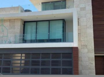 Casa · 450m² · 3 Recámaras · 3 Estacionamientos · Casa en Venta de 3 Niveles y Alberca con Vista Al Mar en Playas del Conchal