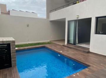Casa · 4 Recámaras · 3 Estacionamientos · Casa Amueblada con Alberca en Renta| Fracc. Las Palmas | Medellín de Bravo