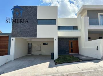 2bdd5f7757fd3bac01ac5039df72f2126cb9a69fe5a0e367d0b4b3abf8c22834 · Casa en Bosques del Valle con Recámara en Planta Baja