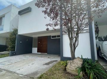 Casa de 3 habitaciones, Zapopan · Casa en Renta en Santillana