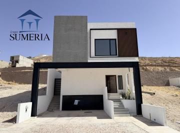 ab8b4324d6783bfcd8e22e856960387c80650870f5af67b0a988d2ab008178b7 · Estrena Moderna Casa en Altozano con Paneles Solares