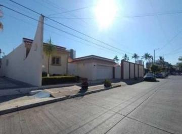 Casa en Venta de 4 habitaciones · Casa en Fracc. Gaviotas - Frente a Parque y a Minutos de Playa, Malecón y Zona Turística