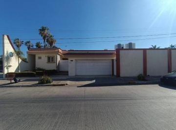 Casa de 4 habitaciones, Mazatlán · Casa en Fracc. Gaviotas - Frente a Parque y a Minutos de Playa, Malecón y Zona Turística
