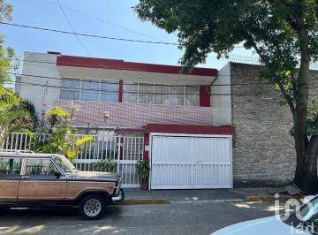 Casa · 272m² · 6 Recámaras · 2 Estacionamientos · Vendo Amplia Casa en Copilco Universidad