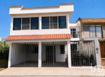 Casa · 256m² · 4 Recámaras · 2 Estacionamientos · Casa Amplia en Venta con Departamento Independiente en Ejidal Tres Puentes