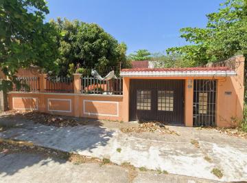 Casa · 300m² · 4 Recámaras · 4 Estacionamientos · Casa en Venta Av m. de Quevedo, Col. Centro. Coatzacoalcos, Ver.